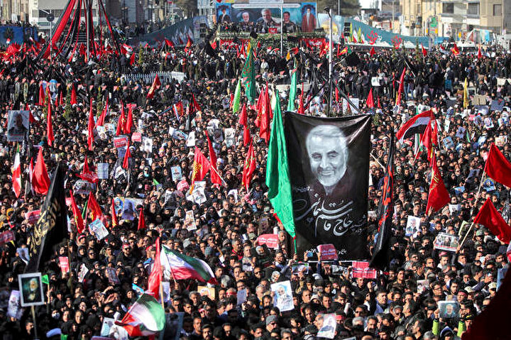 Cenaze töreninden yansıyan görüntülerde İranlıların Süleymani'nin posterlerini taşıdıkları görülüyor.
