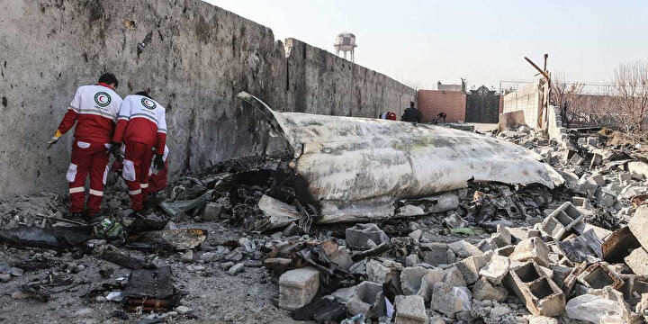 Uçağın düşme nedenleri arasında füze saldırısı, motor arızası ve terör saldırısı ihtimalleri üzerinde duruluyor.