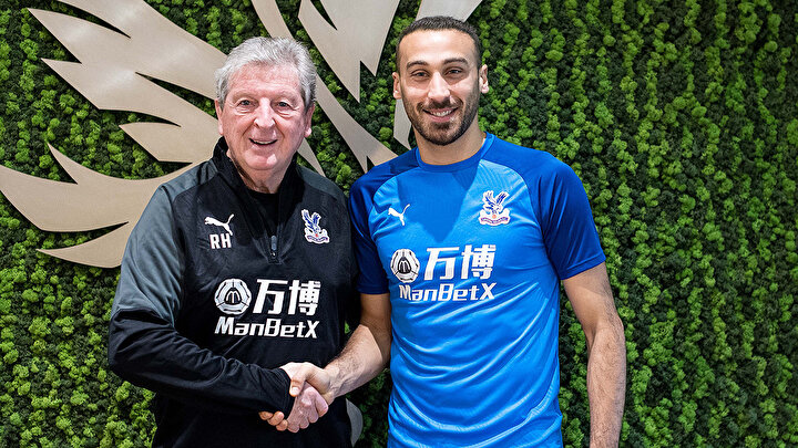 Cenk Tosun'un İngiltere Premier Lig ekiplerinden Crystal Palace, kiralanmasının arından ilk fotoğraf Twitter'dan paylaşıldı.