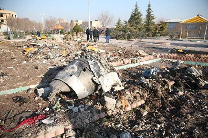 Uçağa füze isabet etmesi sonucu düştüğü ihtimali üzerinde duruluyor.