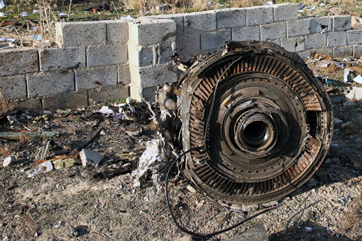 Uçağın motorlarından biri.