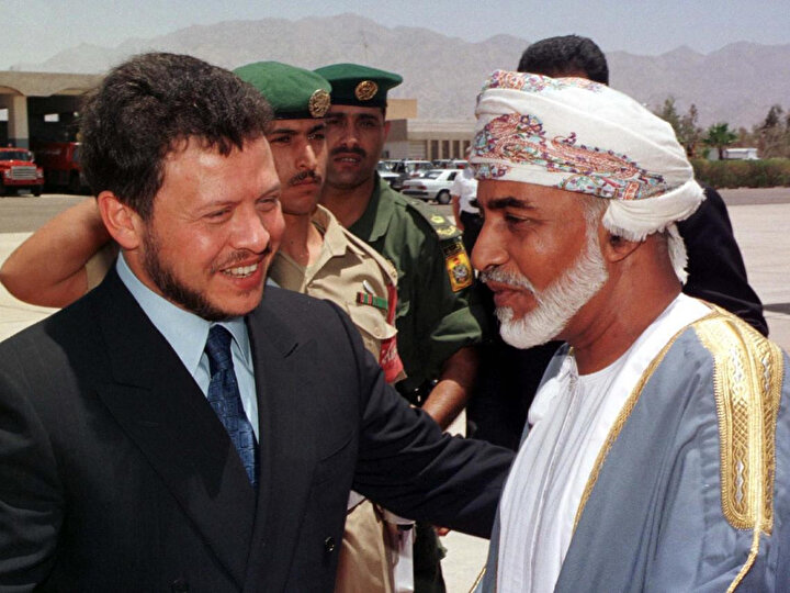 Umman Sultanı Kâbûs bin Saîd'i havalananında karşılayan Ürdün Kralı Abdullah, 1999.