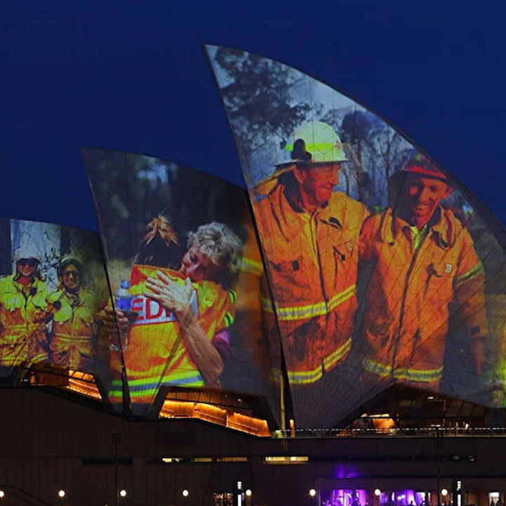 Sydney Opera Binası bu sefer itfaiyeciler için ışıklandırıldı