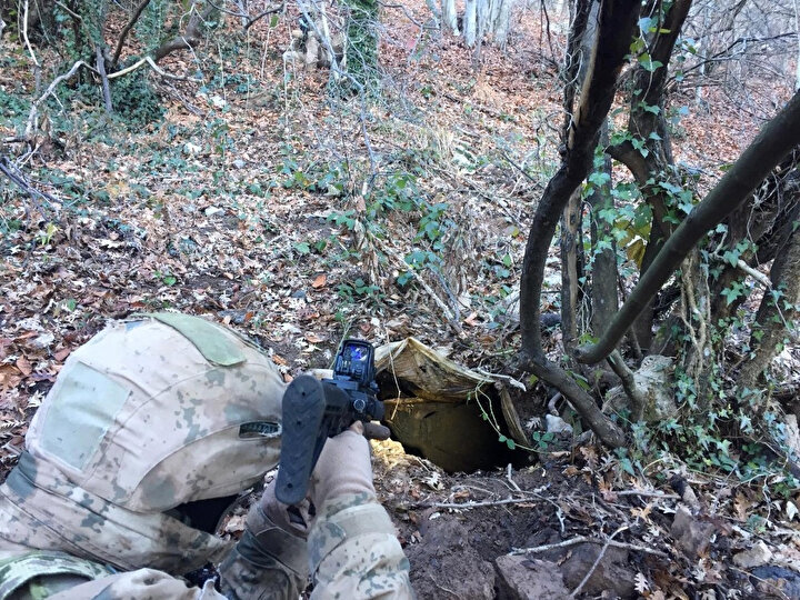 Güvenlik güçleri teröristlere ait sığınağı tespit ederken