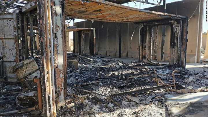 ABD askerlerin tahliye edildiği Ayn el-Esed Hava Üssü'nde füzelerin isabet ettiği yaşam alanları.