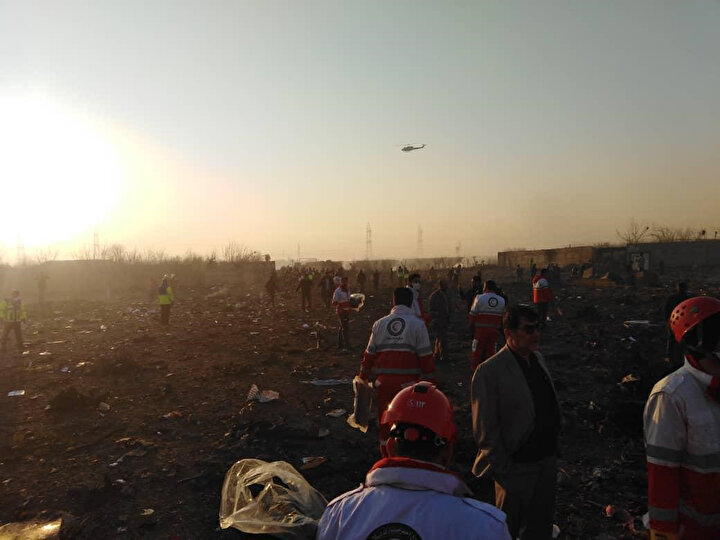 Kaza bölgesine ulaşan İranlı arama kurtarma ekipleri.