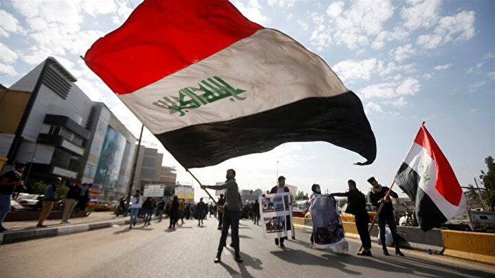 Basra vilayetinde gazetecilerin suikasta uğramasının ardından sembolik tabutlar taşıyan protestocular suikastların araştırılmasını istedi.