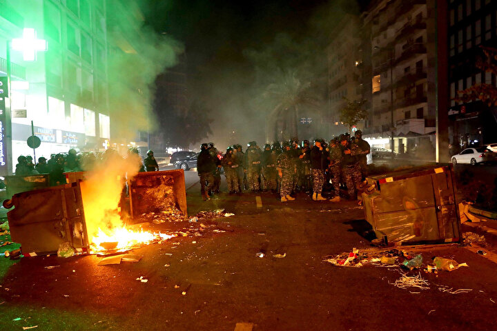 Önceki gece düzenlenen protestolarda gözaltına alınanların salıverilmesi talebiyle yolları kapatan göstericiler.