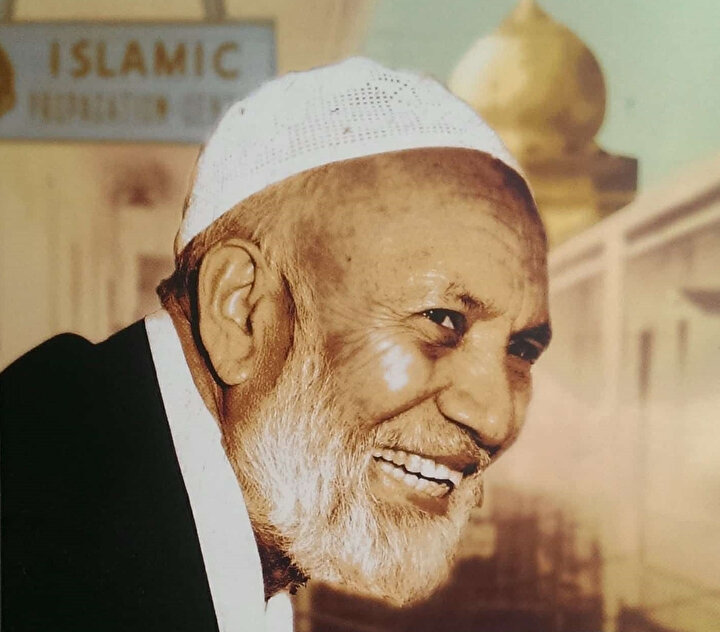 Hindistan doğumlu olan Ahmed Deedat, Hıristiyanlarla yaptığı münazaralarda hazır cevaplığı ve bilgisiyle dikkat çekmişti.