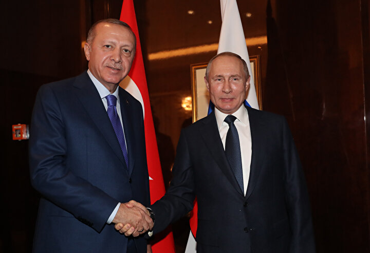 Cumhurbaşkanı Erdoğan ve Putin el sıkışırken