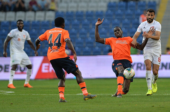 Başakşehir ile Sivasspor ilk yarıda oynanan karşılaşmada 1-1 berabere kaldı.