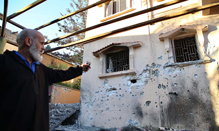 Hafter'e bağlı Libya Ulusal Ordusu'nun saldırısı sonucu kullanılamaz hale gelen sivillere ait bir ev.