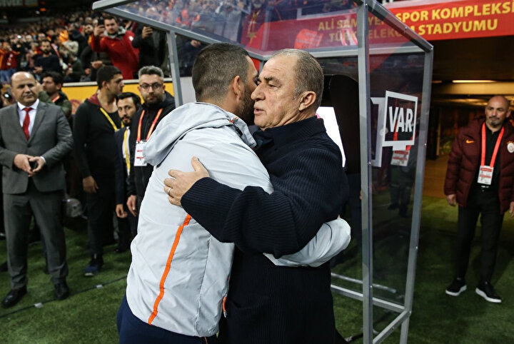 Arda Turan geçtiğimiz günlerde maç esnasında Fatih Terim'in elini öperek aralarında buzları eritmişti,