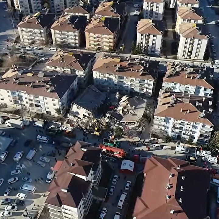Depremin verdiği hasar gün ağarınca ortaya çıktı