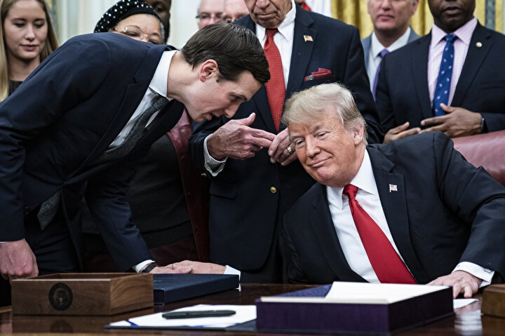 Jared Kushner, aynı zamanda kayın pederi olan ABD Başkanı Donald Trump ile konuşurken görülüyor.