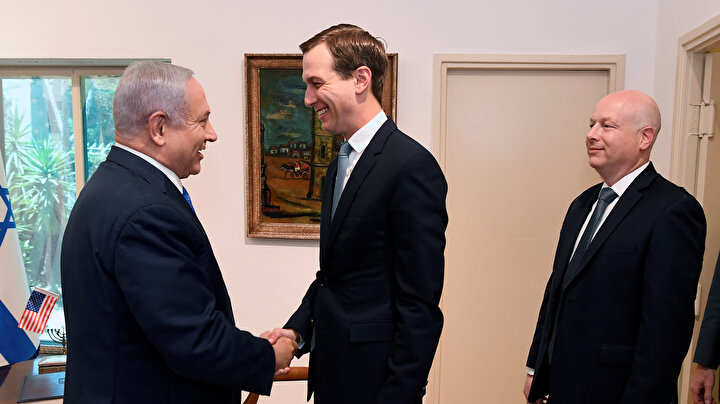 Trump'ın eski Orta Doğu Özel Temsilcisi Jason Greenblatt, Netahyahu ile Kushner'in arkasında görülüyor.