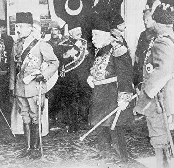 Enver Paşa, (solda) Sultan Reşat'la birlikte yabancı konukları karşılarken görülüyor.