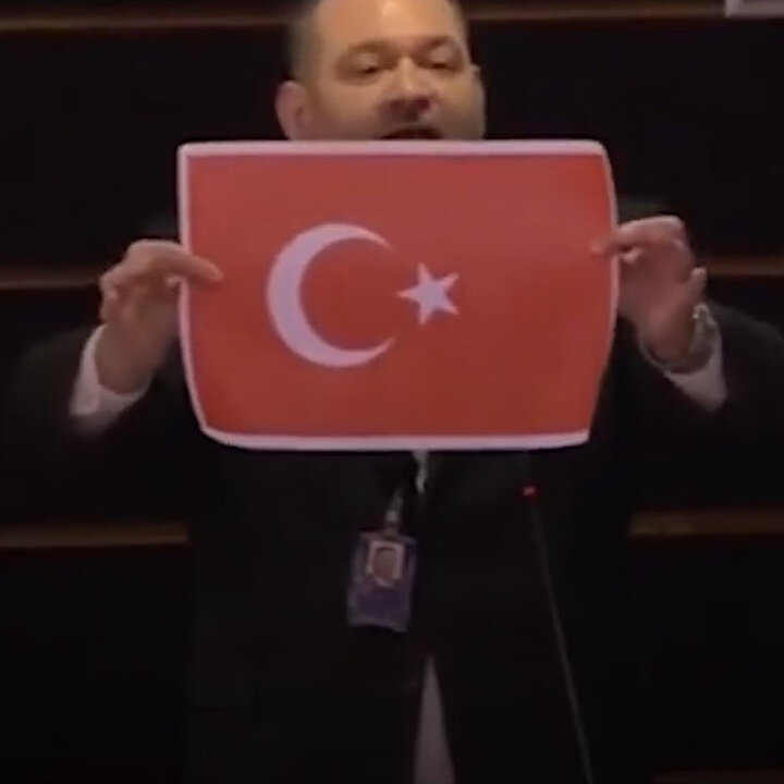 Irkçı Yunan vekil Türk Bayrağını yırttı