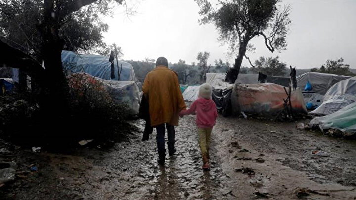 Olumsuz hava koşulları, kapasitesinin üzerinde mülteci barındıran kamplardaki yaşamı iyice zorlaştırıyor.