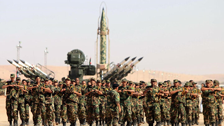 Hafter'e bağlı birliklerin askeri geçit töreninden bir kare.