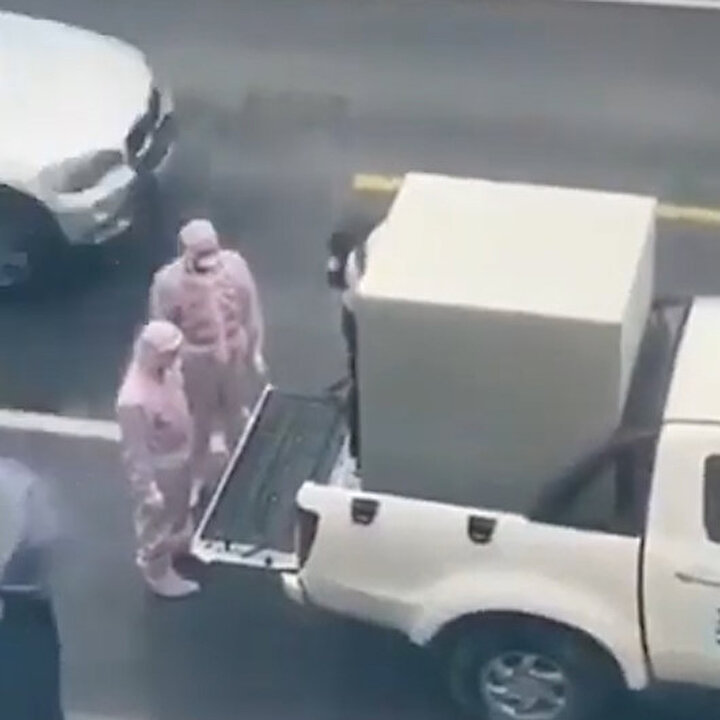 Koronavirüs şüphelisi genç çifti demir kutuya koydular