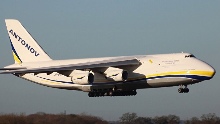 Antonov-124 tipi kargo uçağı.