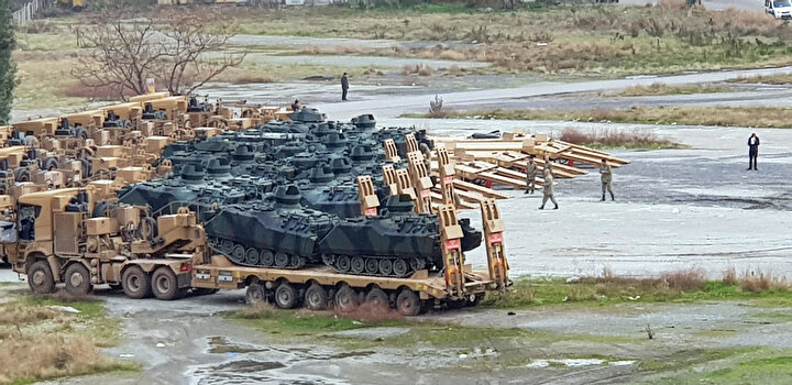Askeri araçlar TIR'lara yüklenirken