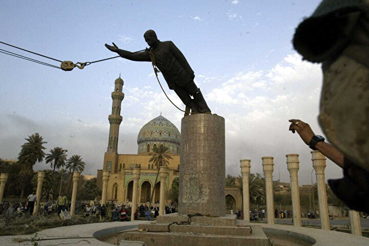Saddam Hüseyin heykelinin yıkılışı.