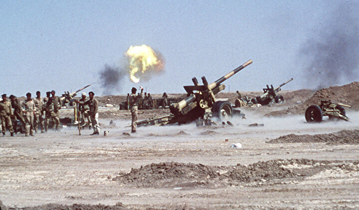 Irak güçlerinin, İran'ın Hürremşehr kentine roketatarlı saldırısı. Ekim, 1980.