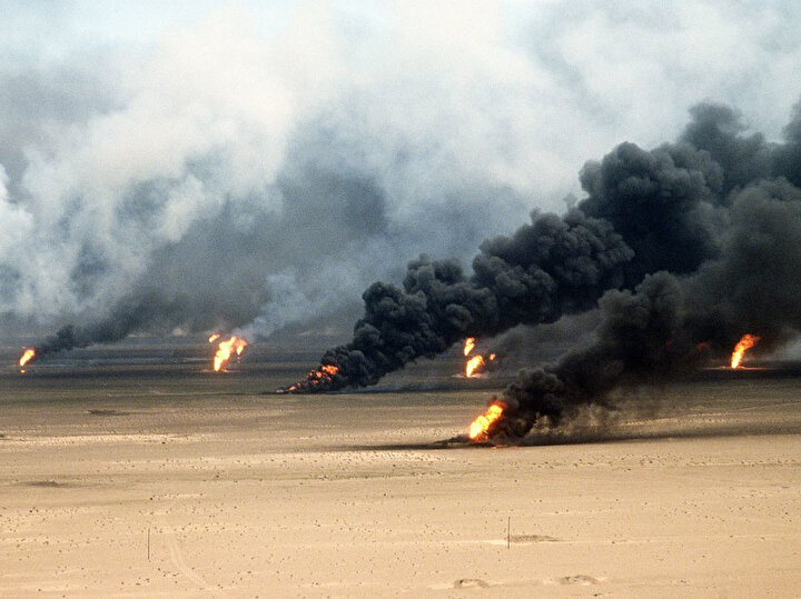 Irak tarafından ateşe verilen İran petrol kuyuları.