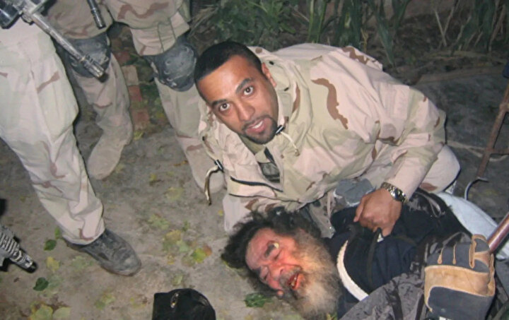Saddam Hüseyin’in Tikrit’te saklandığı yerden çıkarıldıktan hemen sonra çekilen fotoğrafı. 