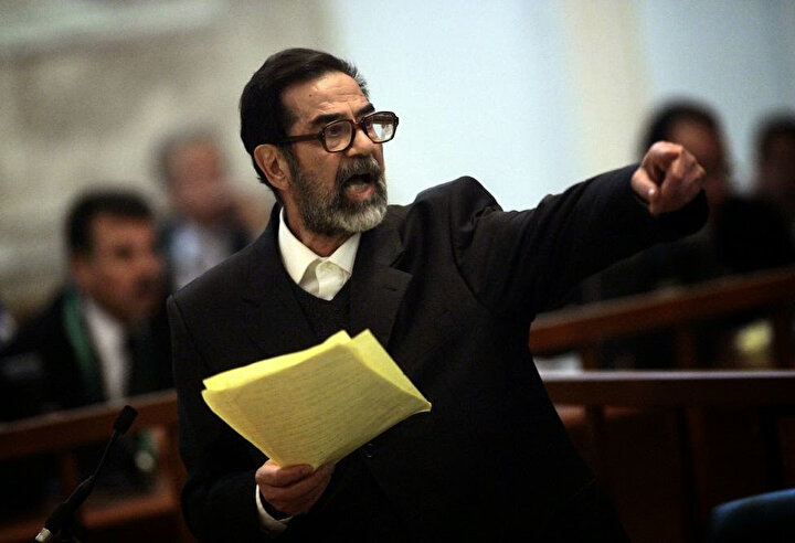 Saddam Hüseyin, mahkemede savunmasını yaparken.