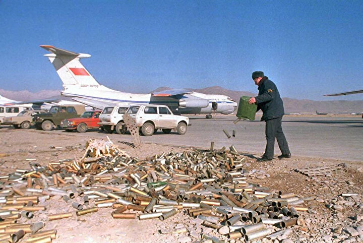 Bir Sovyet askeri Kabil Hava Üssü'nde, birikmiş uçaksavar mermi kovanlarını boşaltıyor, Ocak 1980