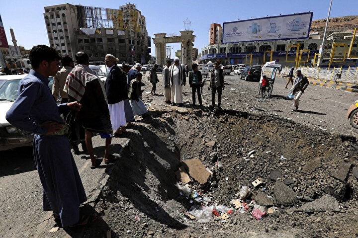 Suudi Arabistan liderliğindeki koalisyon güçlerinin Yemen'de gerçekleştirdiği hava saldırısı sonrası.