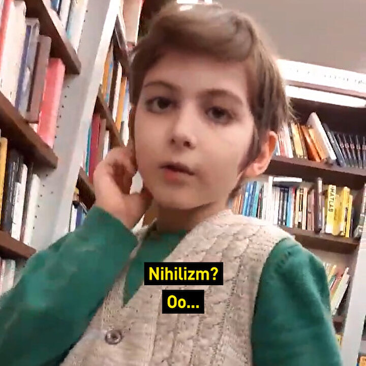 Kitap kurdu küçük filozof sosyal medyayı salladı