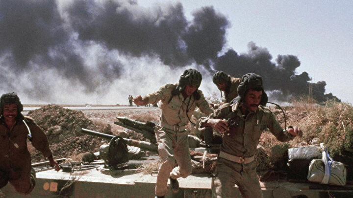 1980’den 1988 yılına kadar devam eden İran-Irak Savaşı sırasındaki İran’ın hava saldırısına maruz kalan Irak askerleri.