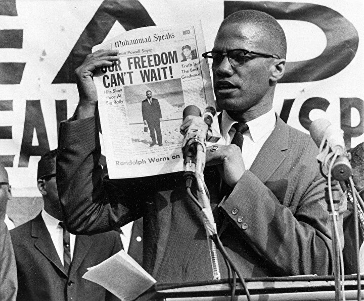 Malcolm X, ''Muhammet Konuşuyor'' (Muhammet Speaks) dergisiyle,1960'lar.