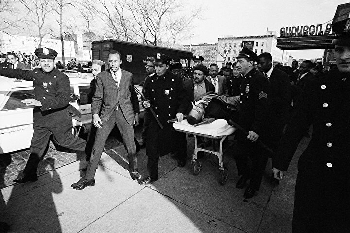Malcolm X, uğradığı suikast sonucu hastaneye götürülürken.
