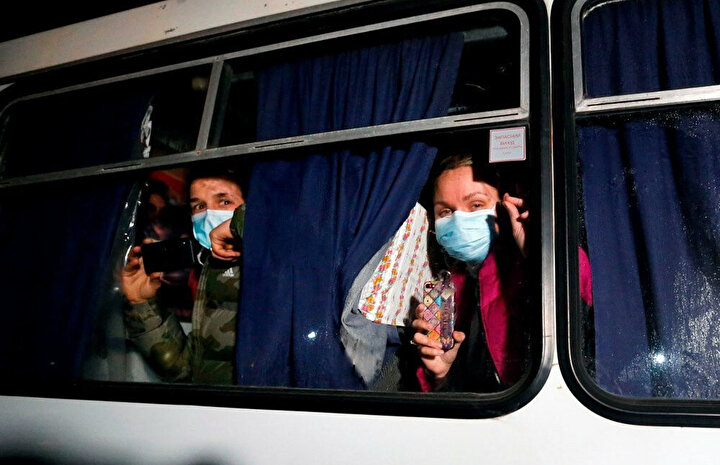 Vuhan'dan Ukrayna'ya getirilen ve karantinaya alınan vatandaşlar, gösterileri otobüsün içinden görüntülediler