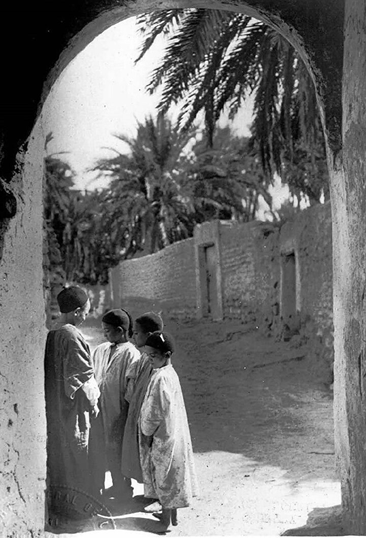 1920 baskılı bu fotoğrafta Cezayirli öğrenciler görülüyor. O dönemde Fransız ve Cezayirli öğrenciler farklı okullarda eğitim görüyordu.