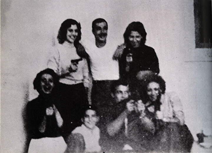 Cemile Buhayrad, (en solda) hemen yanında Yusuf el Saadi.