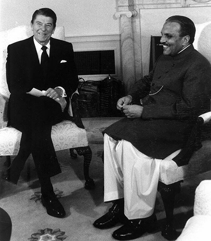 Ziya ül Hak'ın ABD Başkanı Ronald Reagan ile Beyaz Saray'daki görüşmesi.