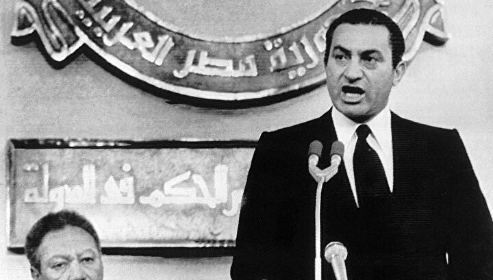 Enver Sedat'ın bir suikast sonucunda öldürülmesi üzerine devlet başkanı olan Hüsnü Mübarek yemin ederken.