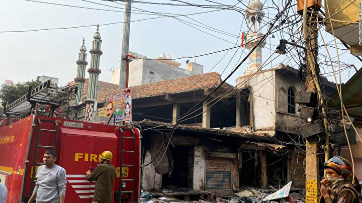 Hindu çeteler tarafından ateşe verilen camiden geriye kalanlar.