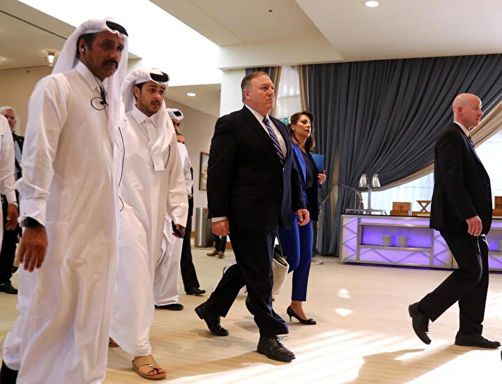 ABD Dışişleri Bakanı Mike Pompeo, anlaşmanın imzalanacağı salona doğru ilerlerken.