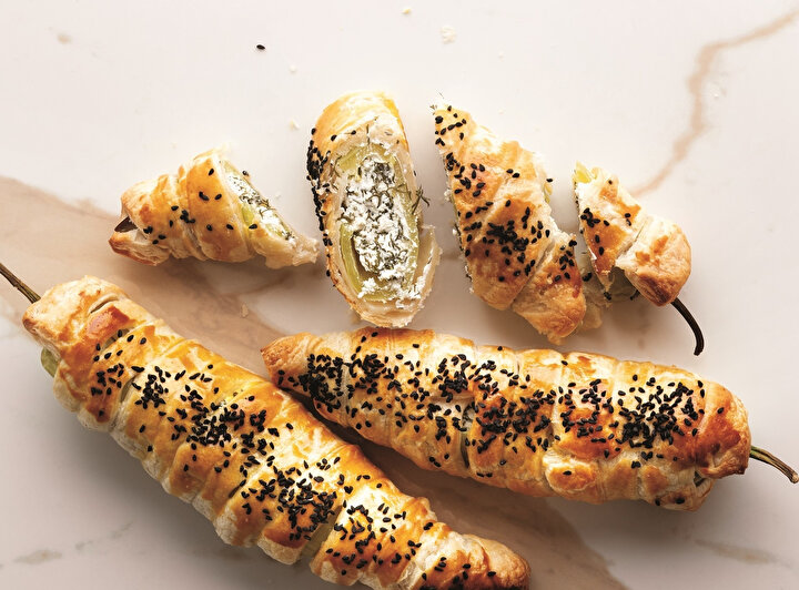 Milföyden biberli pratik börek tarifi