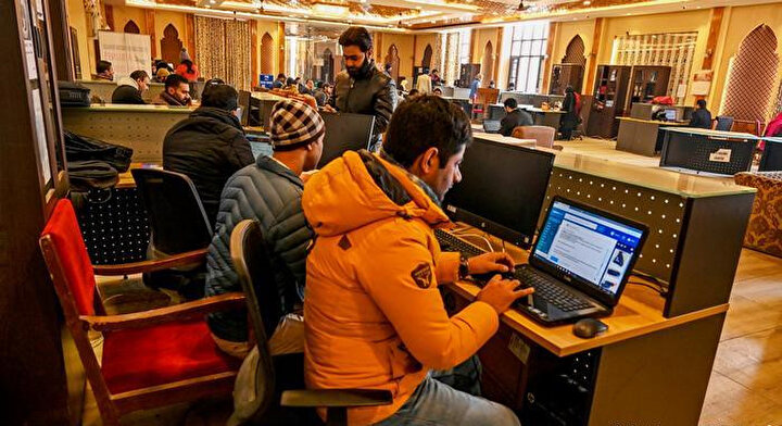 İnternet kullanmak için Turist Karşılama Merkezi'ne gelmek zorunda kalan Keşmirli öğrenciler.