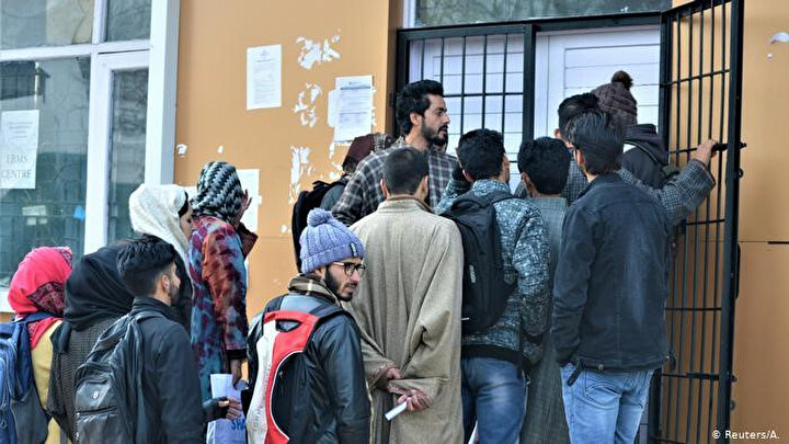 Hindistan'ın Cammu Keşmir bölgesindeki hükümet denetimindeki kafede internet kullanmak için sıra bekleyen Keşmirliler.