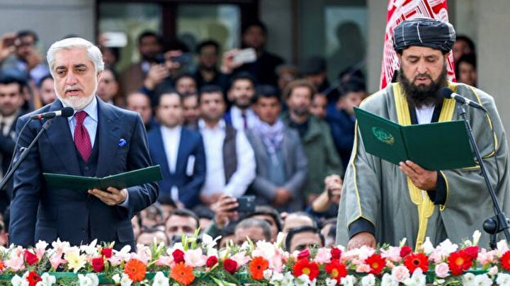 Eşref Gani'nin en yakın rakibi Abdullah Abdullah'ın Sepidar Köşkü'ndeki yemin töreni.