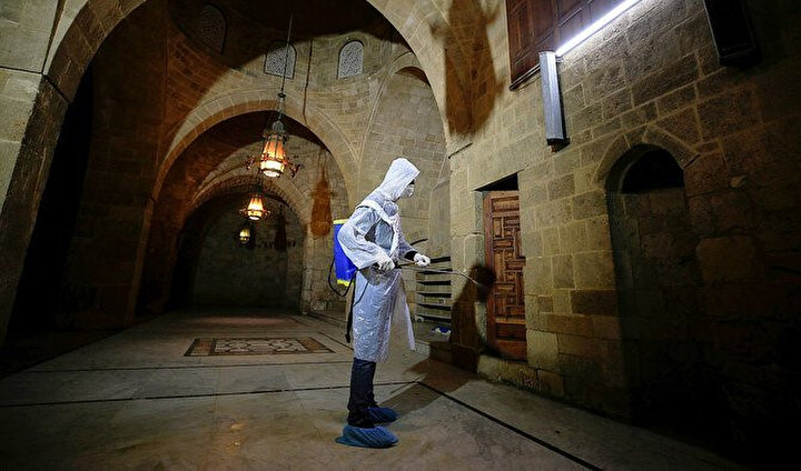 Lübnan'da camiyi dezenfekte eden bir gönüllü.